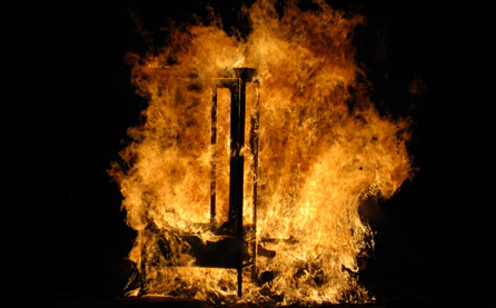 Alejandro Jodorowsky quema un armario en la inauguración del FIre!! 2009